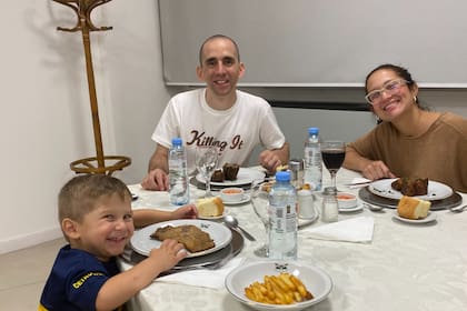 Nahuel Gallo con su familia en el edificio Centinela