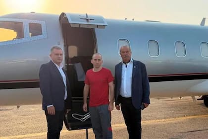 Nahuel Gallo en Caracas, a punto de emprender el regreso, escoltado por dos incondicionales de Tapia: Luciano Nakis y Fernando Isla Casares