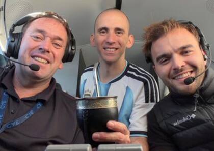 Nahuel Gallo, en viaje hacia la Argentina en un avión rentado por la AFA; Tapia lo llamó antes de despegar