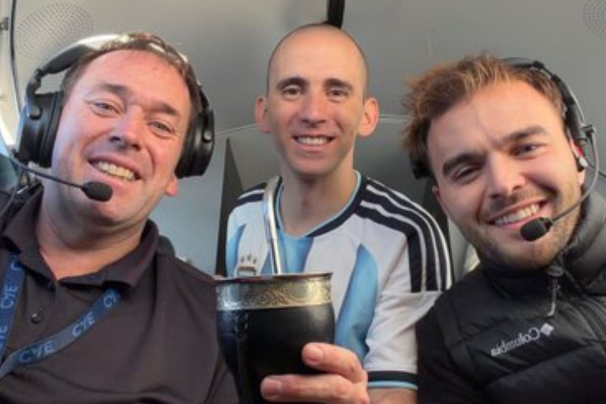 Nahuel Gallo, en vuelo hacia la Argentina en el avión rentado por la AFA