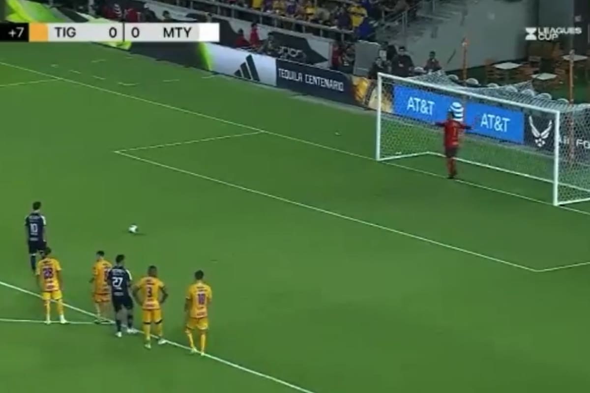 Nahuel Guzmán busca distraer a Sergio Canales "haciendo equilibrio" en la línea del arco de Tigres, antes del penal sobre el final del partido