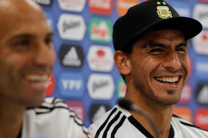 Nahuel Guzmán y Wilfredo Caballero, en un momento divertido de la conferencia de prensa