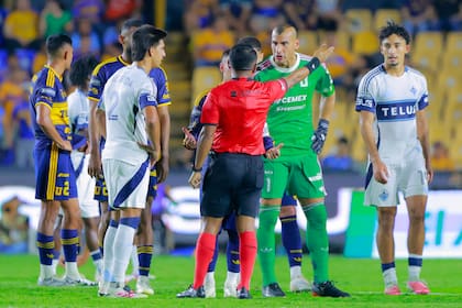 Nahuel Guzmán, ya expulsado por el árbitro Iván Barton, le pide explicaciones durante el partido de Tigres y Whitecaps