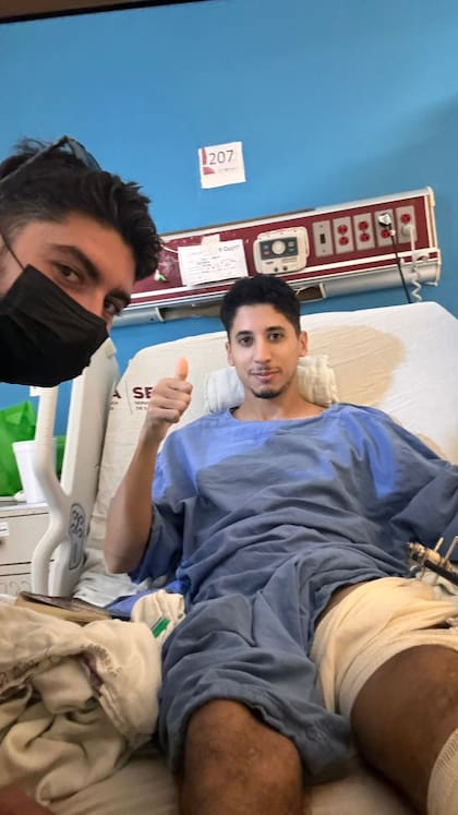 Nahuel junto a su amigo Emmanuel durante su internación