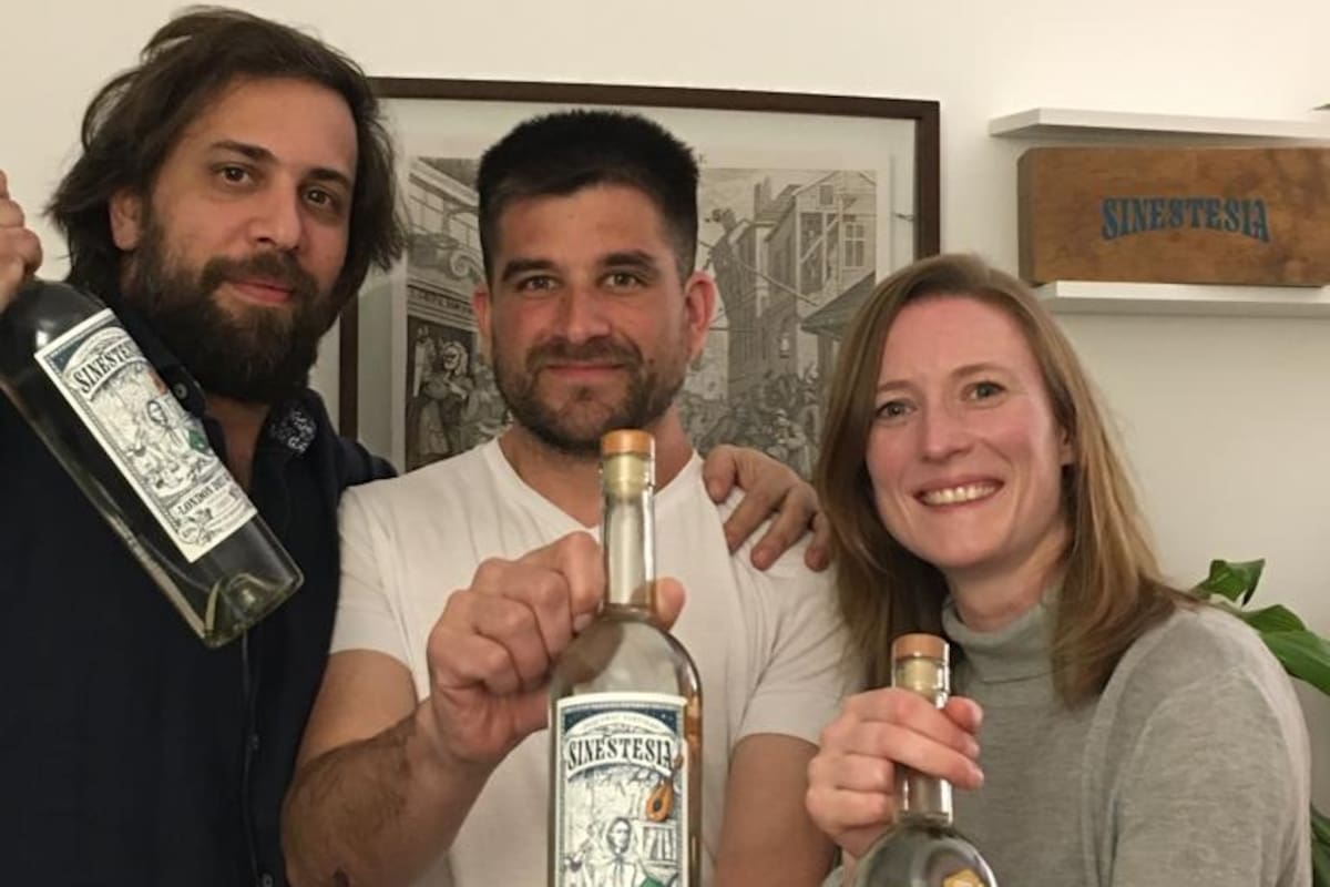 Nahuel Leyro Díaz, Nicolás Rothshtein y Hanna Snow, los hacedores del gin premiado