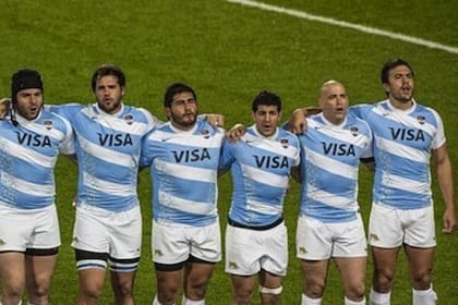 Nahuel Lobo durante el himno nacional con históricos jugadores de Los Pumas como Felipe Contepomi y Juan Martín Hernández