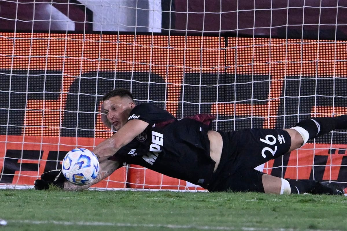 Nahuel Losada, arquero de Lanús, la figura del triunfo granate ante Sarmiento por 2-0, por la 3° fecha del torneo Apertura 2025