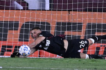 Nahuel Losada, arquero de Lanús, la figura del triunfo granate ante Sarmiento por 2-0, por la 3° fecha del torneo Apertura 2025