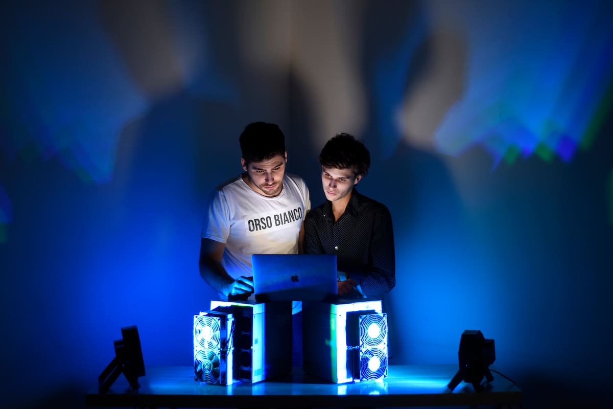 Nahuel Martínez y Facundo Casal invirtieron en mineros de Bitcoin: los tienen en sus casas y en la oficina de la empresa