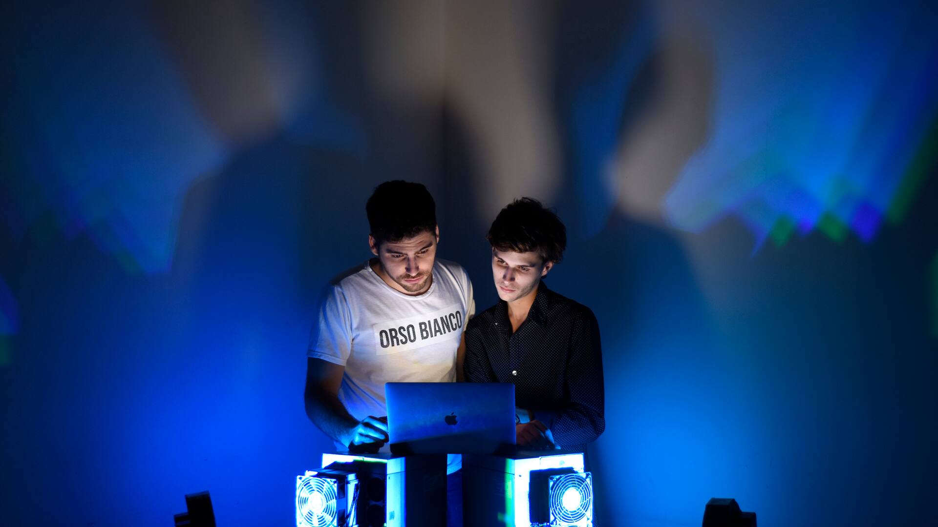 Nahuel Martínez y Facundo Casal invirtieron en mineros de Bitcoin: los tienen en sus casas y en la oficina de la empresa