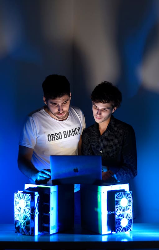 Nahuel Martínez y Facundo Casal invirtieron en mineros de Bitcoin: los tienen en sus casas y en la oficina de la empresa