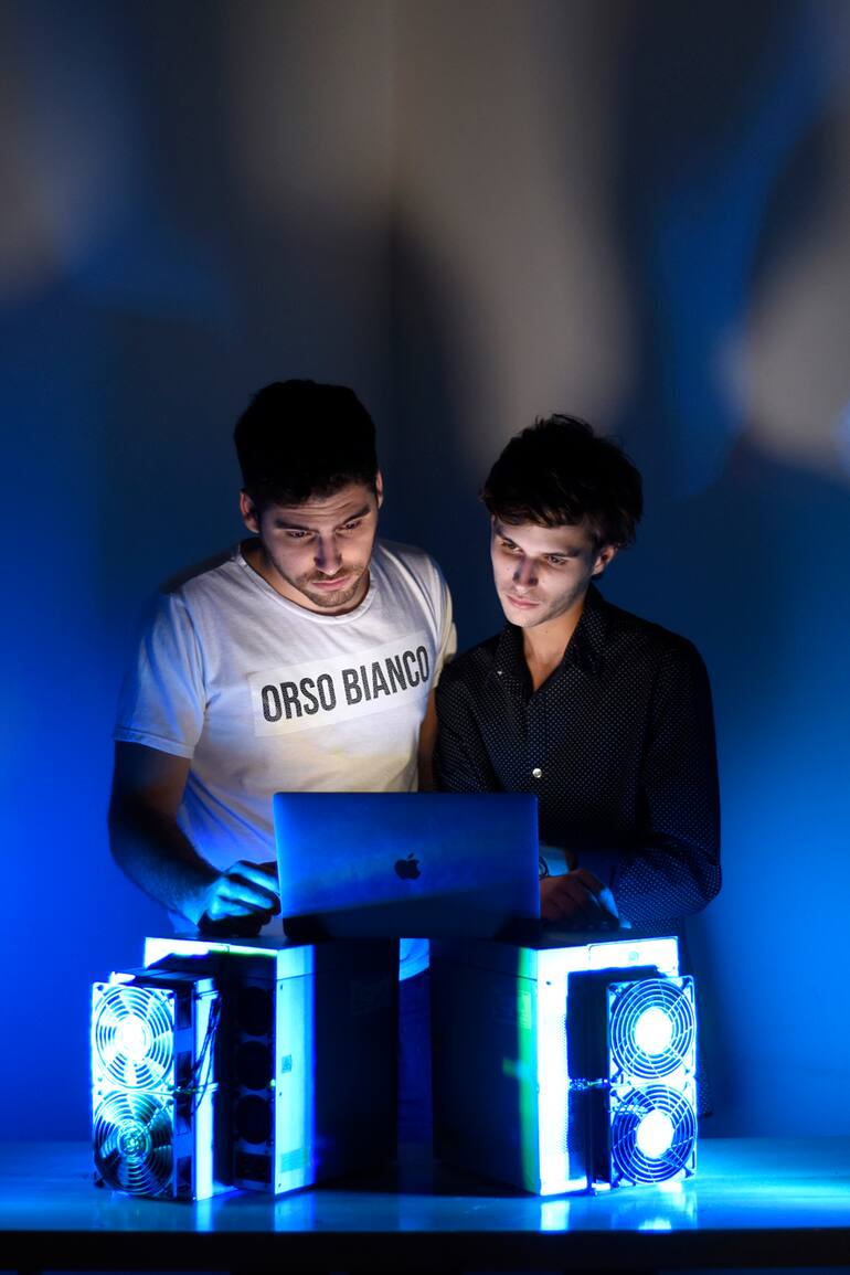 Nahuel Martínez y Facundo Casal invirtieron en mineros de Bitcoin: los tienen en sus casas y en la oficina de la empresa