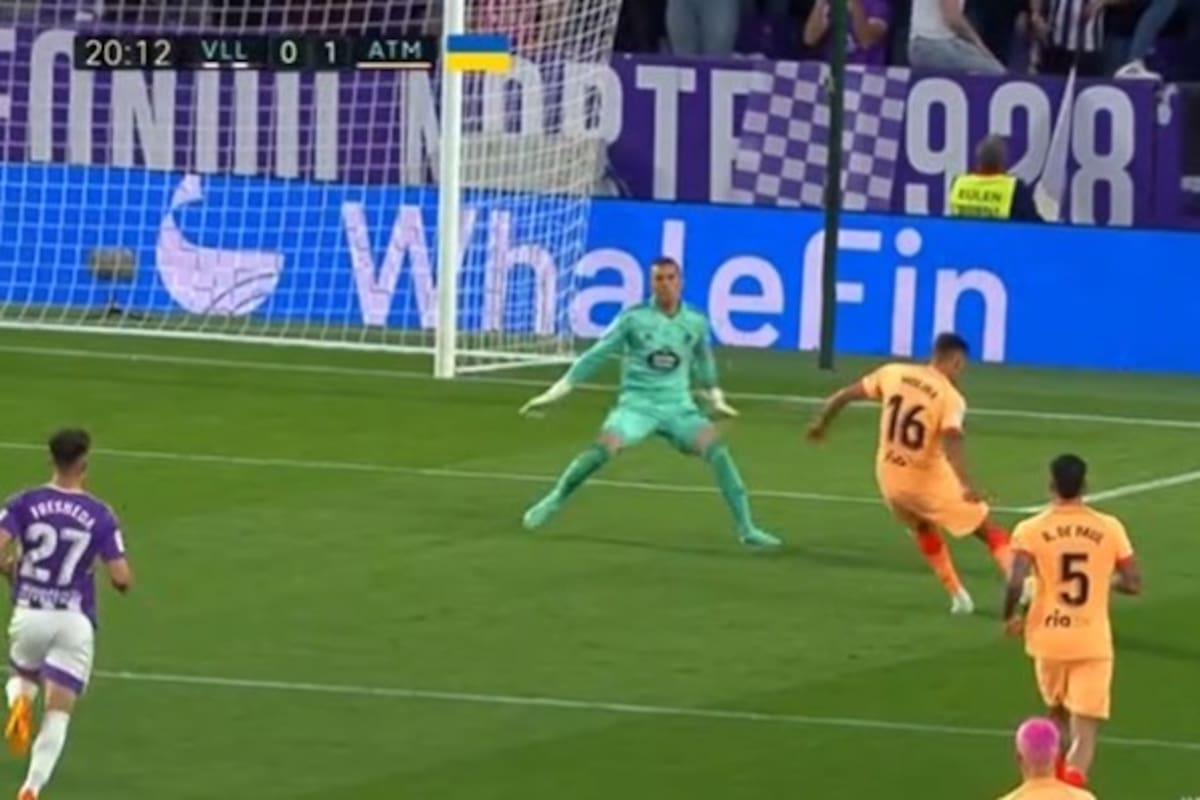 Nahuel Molina define ante el achique del arquero; fue el 1-0 de Atlético de Madrid ante Valladolid, por la Liga de España
