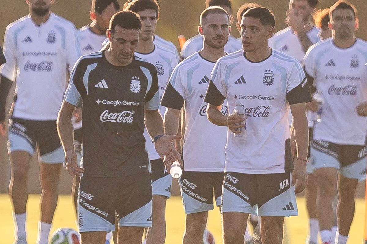 Nahuel Molina junto a Scaloni; el futbolista de Atlético de Madrid, uno de los héroes de Qatar, es el principal candidato a ocupar el puesto de lateral derecho