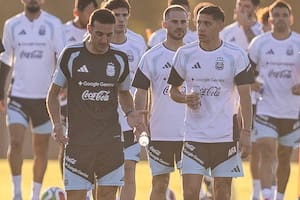 Nahuel Molina junto a Scaloni; el futbolista de Atlético de Madrid, uno de los héroes de Qatar, es el principal candidato a ocupar el puesto de lateral derecho