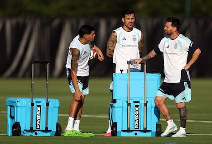 Nahuel Molina y Leandro Paredes trabajaron de manera diferenciada, mientras que Lionel Messi deja atrás la sobrecarga muscular y ya se prepara para sumar minutos