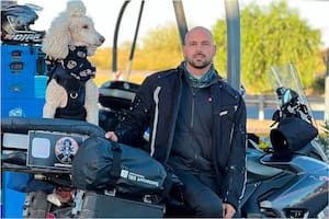 Nahuel Muñoz y su vida marcada por el amor a los animales: junto a Nuria, uno de sus perros, recorrió hasta 1800 kilómetros en moto hasta La Quiaca