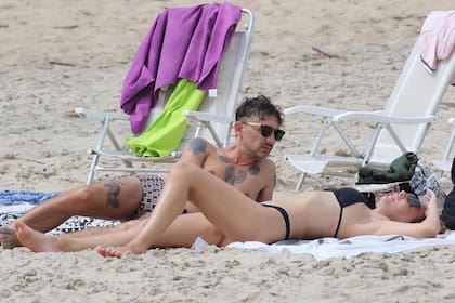 Nahuel Mutti y Catarina Spinetta, una pareja feliz al sol