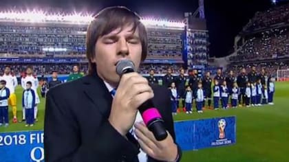 Nahuel Pennisi cantó el Himno Nacional Argentino antes del partido de Argentina y Perú