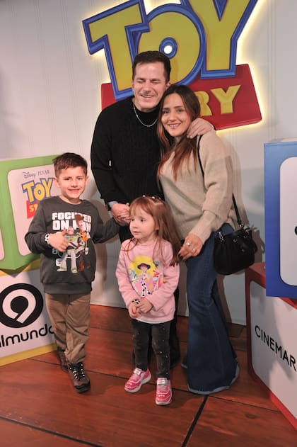 Nahuel Pennisi en familia: su mujer, Mayra Deleo, y sus dos hijos, Mateo y Alma, ambos con remeras alusivas a la película animada