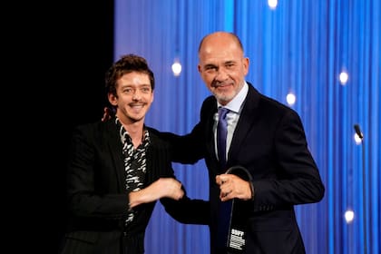 Nahuel Pérez Biscayart entrega el galardón a Dario Grandinetti