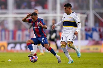 Nahuel 'Perrito' Barrios y Luca Langoni se disputan la pelota en uno de los últimos duelos entre San Lorenzo y Boca Juniors