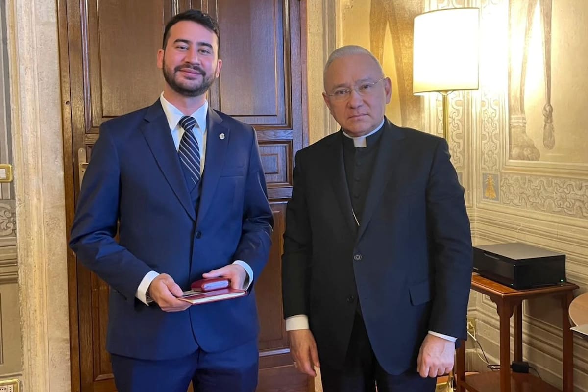 Nahuel Sotelo, en el Vaticano, con el arzobispo venezolano Edgar Peña Parra, el número tres del Papa