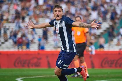 Nahuel Tenaglia, marcó de cabeza el primer gol de Talleres ante Aldosivi, por la 23° fecha del Torneo 2021