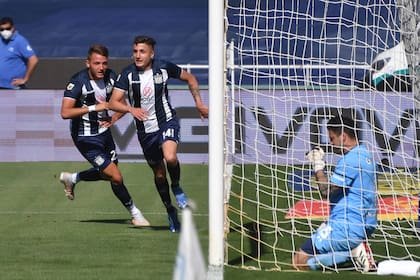 Nahuel Tenaglia ya convirtió el primer gol de Talleres, que venció por 4-1 a Rosario Central; Jorge Broun sufre en el arco de los rosarinos.