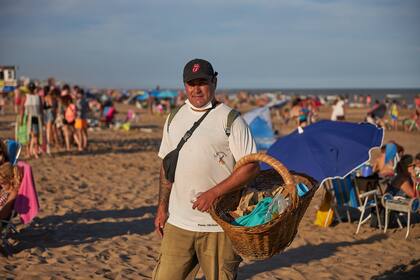 Nahuel, un churrero con 20 años de oficio que trabaja en las playas de Ostende