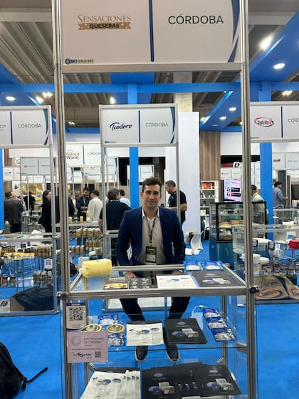 Nahuel Vazquez, gerente comercial de Savaz, participante en una muestra en Brasil en representación del grupo