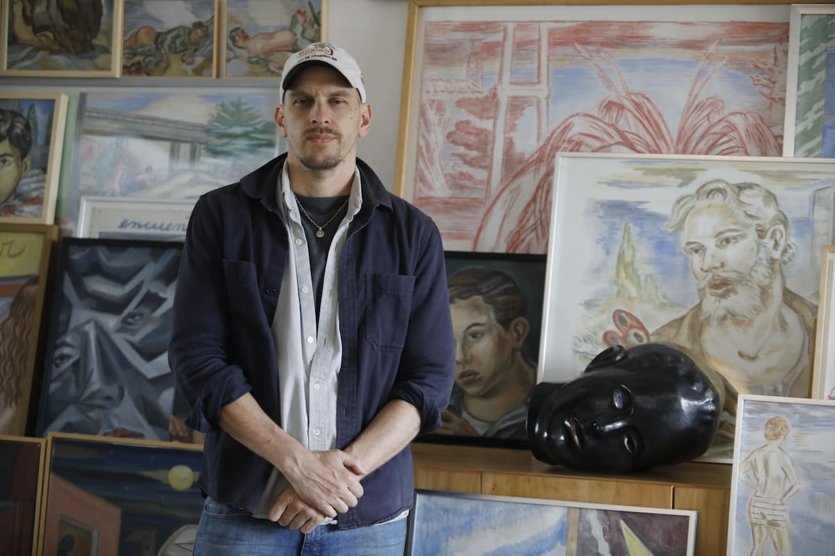 Nahuel Vecino en su taller, con algunas de las obras que se exhibirán en el Museo Nacional de Arte Decorativo