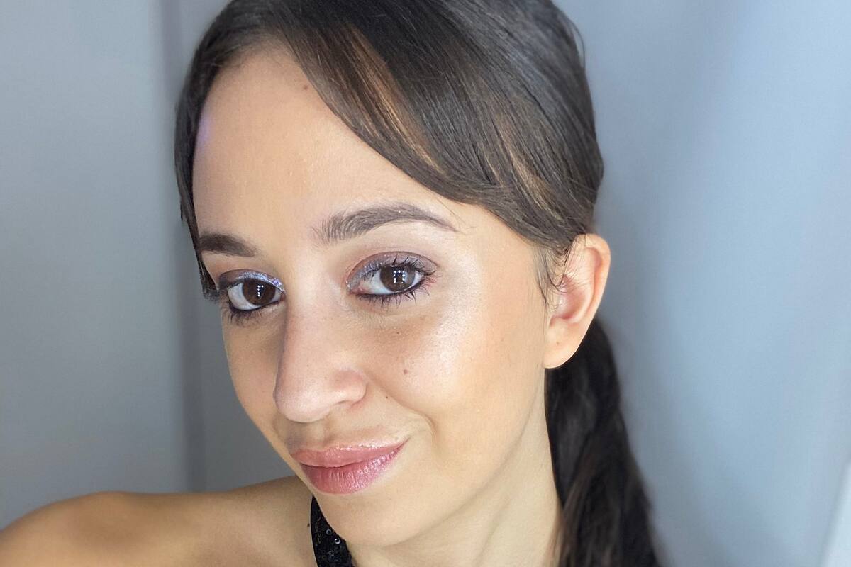 Nai Awada en el medio, entre Yanina Latorre y Julia Mengolini.