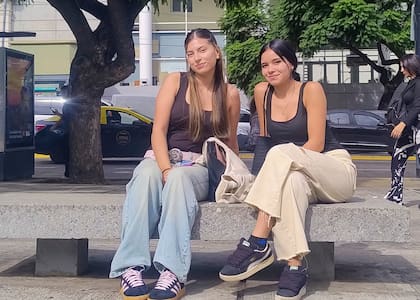Naiara Rosales y Luz Ávalos, estudiantes de Abogacía y de Odontologia de la UBA, coinciden en que hay "bastante desconcierto" en la cursada del cuatrimestre por la situación actual de las universidades