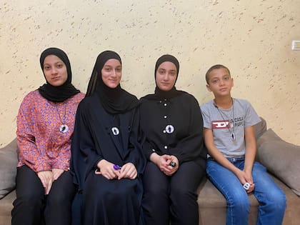 Naila, junto a sus dos hermanas gemelas, Lilian y Mina, y su hermano Mohamed