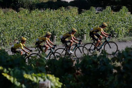 El equipo Jumbo-Visma trabaja duro para sostener al esloveno Primoz Roglic en la punta de la clasificación general