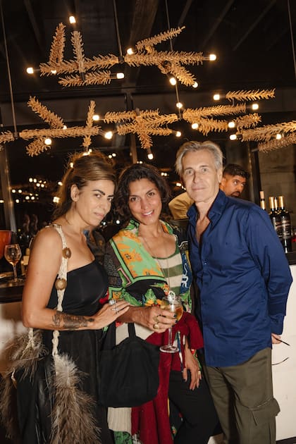 Naná Gallardo, la diseñadora Julieta López Acosta y el artista Grillo Demo.