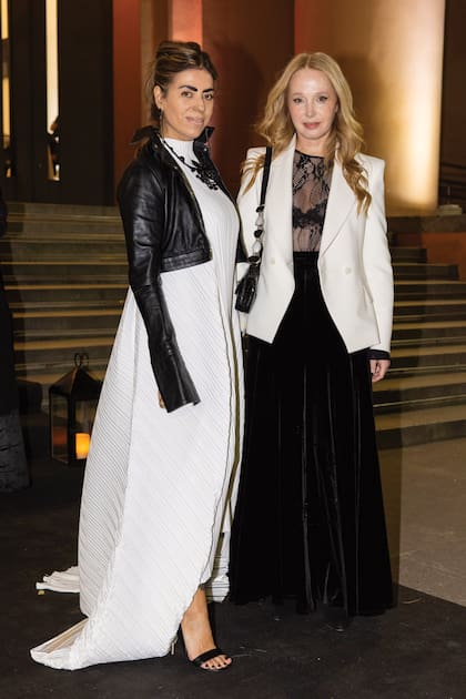 Naná Gallardo le sumó un toque rider a su vestido de Min Agostini. Su amiga Verónica Santesteban, en tanto, optó por un conjunto de top con transparencias y falda acampanada.