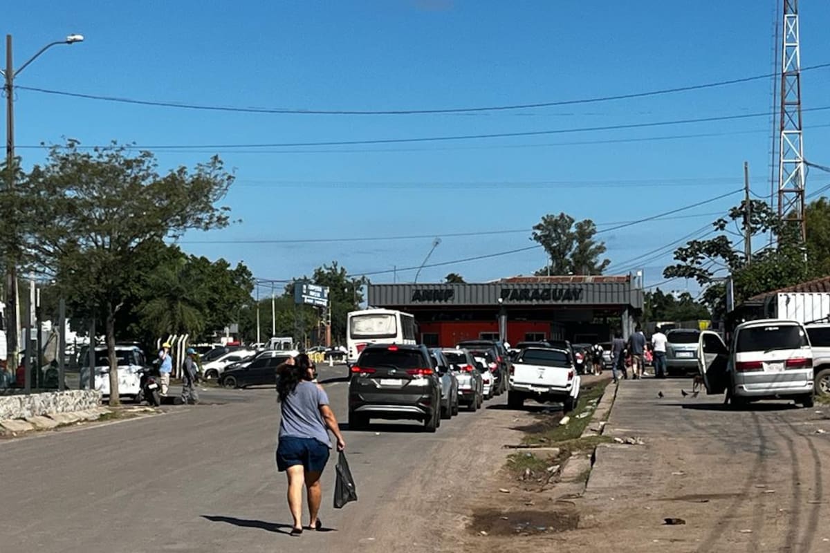Nanawa, el principal paso fronterizo para peatones de la zona entre la Argentina y Paraguay.