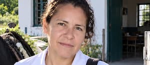 Desesperada búsqueda de una maestra desaparecida en una escuela rural a la que se llega luego de una larga travesía a caballo