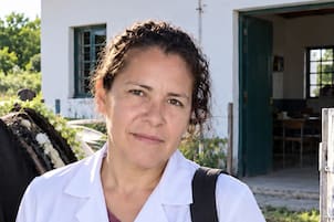 Desesperada búsqueda de una maestra desaparecida en una escuela rural a la que se llega luego de una larga travesía a caballo