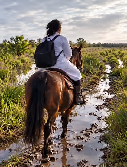 Nanci Estela Godoy realiza cada semana un largo y difícil recorrido para dar clases en una escuela rural