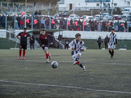Ñancufil también juega en 12 de Octubre, en una liga amateur de Bariloche, donde también es una de las figuras de su equipo