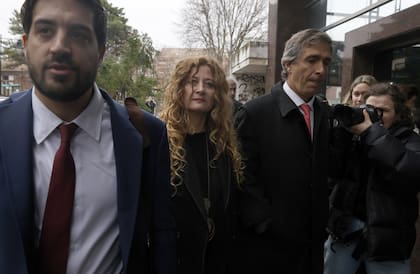 Nancy Forlini, una de las acusadas, junto con sus abogados, Agustín Varela y Nicolás D'Albora