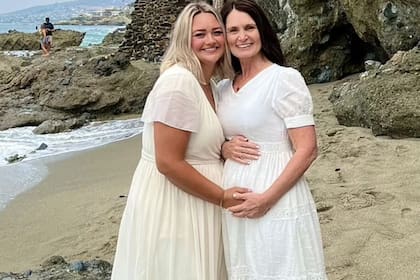 Nancy Hauck, de 56, con su nuera Cambria, de 30. La bebé nacerá en noviembre.