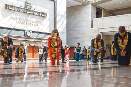Nancy Pelosi, presidenta de la Cámara de Representantes, y un controvertido homenaje en compañía de congresistas demócratas
