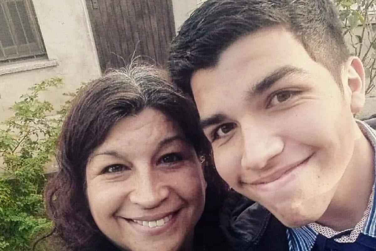 Nancy sonriendo junto a Juan Gabriel, su hijo que falleció a los 17 años.