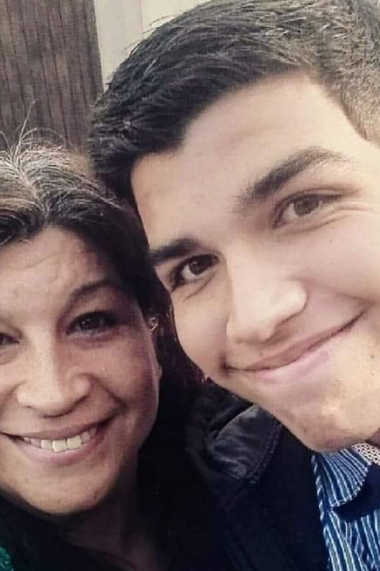 Nancy sonriendo junto a Juan Gabriel, su hijo que falleció a los 17 años.