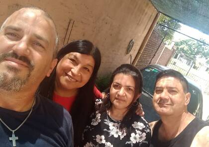 Nancy y Juan junto a Graciela y Silvino, los padres de Fernando Báez Sosa.