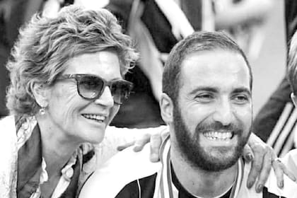 Nancy Zacarías con Gonzalo Higuaín durante el festejo de un título en Italia